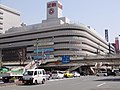 大阪阿部野橋駅 （2007年5月、別角度から撮影） 写真の7階建て阿部野橋ターミナル本館の西側（旧館）部分は、2009年3月19日に、あべのハルカス（タワー館）への建て替えのため閉鎖後、取り壊し済