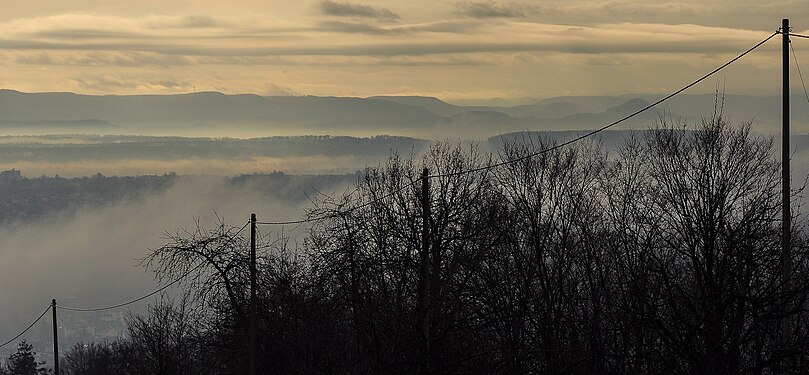 Der Albtrauf Richtung Südwest, von der Katharinenlinde (Esslingen a.N.) aus gesehen Der freistehende Kegel rechts ist die Achalm bei Reutlingen.