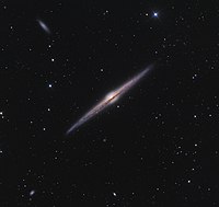 NGC 4565 ist eine Spiralgalaxie in einer Entfernung von 30 bis 50 Millionen Lichtjaren im Sternbild Coma Berenices.