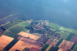 Willemstad vista desde el aire, con las fortificaciones claramente visibles