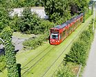 Ein Combino auf einem Rasengleis im Stadtteil Landwasser