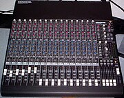 Un mixer Mackie CR1604-VLZ in uno studio domestico