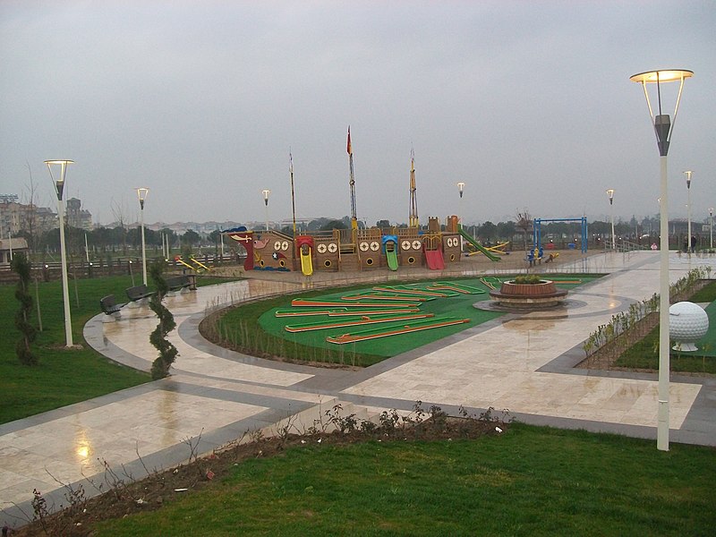 File:Mini golf longuner - panoramio.jpg