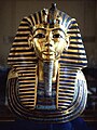 Topeng Tutankhamun. Raja Tutankhamun, anak Akhenaten, memulihkan Mesir kepada agama lamanya. Walaupun mangkat muda dan tidak dianggap penting pada zamannya sendiri, penemuan kubur utamanya KV62 oleh Howard Carter, menjadikannya relevan sebagai simbol Mesir purba di dunia moden.