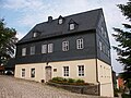 Pfarrhaus, mit Stützmauer des Vorgartens und Gartens