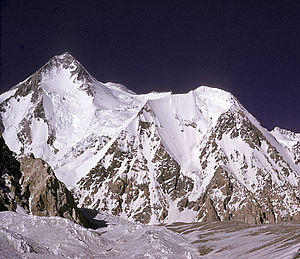 Sørvestsida av Gasherbrum I; Sørtoppen (G 0) midt i og Urdok I til høgre