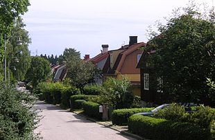 Bilden till vänster: Lugna gatan söderut under uppförande 1927. Bilden till höger: Lugna gatan norrut 70 år senare.