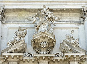 Gruppo scultoreo sul timpano del portale