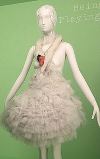 Vestido de cisne usado por Björk no Oscar de 2001 e diversas vezes referenciado na cultura pop. Desenhado por Marjan Pejoski