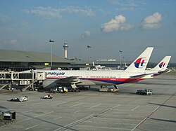 Malaysia Airlines lidmašīnas Boeing 777-200 Kualalumpuras lidostā