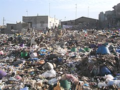 Déchets étalés sur le sol d'un quartier de Dakar