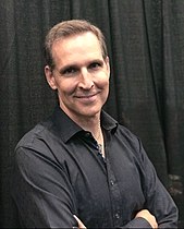 photo couleur en plan rapproché taille de Todd McFarlane.