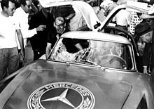 Photo de Karl Kling au volant de la Mercedes 300 SL victorieuse à la Carrera Panamericana.