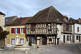 Maison à colombages et fontaine.