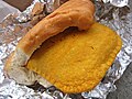 一份包以牙買加肉餅（英语：Jamaican patty）的可可麵包（英语：Coco bread）