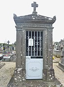 Le monument funéraire de la famille Tissier dans le cimetière de Lochrist.