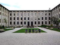 Stanisław Lorentz Courtyard of the National Museum in Warsaw label QS:Len,"Stanisław Lorentz Courtyard of the National Museum in Warsaw" label QS:Lpl,"Dziedziniec Stanisława Lorentza, Muzeum Narodowe w Warszawie" label QS:Lfr,"Cour de Stanisław Lorentz du Musée National de Varsovie"