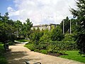 Le square Mathon. À droite, sous la végétation au premier plan, le muret de pierres est le vestige de l'ancienne porte Landerneau.