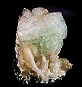 apophyllite-(KF) et stilbite - Carrière de Nasik, Inde - (10,3x7,2cm)