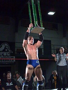 Low Ki après avoir remporté le PWG Battle of Los Angeles en 2008