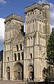 Église abbatiale de la Trinité, façade principale.