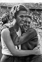 Alice Arden (rechts, hier mit Helen Stephens, der 100-Meter-Olympiasiegerin) kam auf den geteilten achten Platz