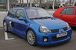 Una Clio RS post-restyling (in alto), una Clio V6 pre-restyling (al centro) ed una Clio V6 post-restyling (qui sopra)