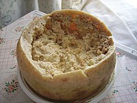 Forma di Pecorino sardo con crema di casu marzu.