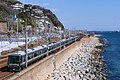 須磨駅 - 塩屋駅間では海岸に接して走行する。