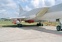 Tu-22M: Eine Kh-22 halbversenkt unter dem Rumpf