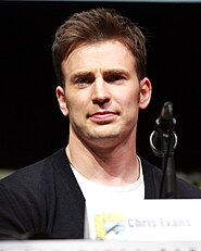 Chris Evans (esquerra) encarna la Torxa Humana a Fantastic Four (2005) i Els 4 fantàstics i en Silver Surfer (2007) i Michael B. Jordan (dreta) al reinici Fantastic Four (2015).