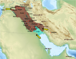 Mapa ng Akkadian Empire (kulay na parang kulay-kayumanggi) at ang mga direksyon na kung saan ang mga kampanyang militar ay isinagawa (dilaw na mga tunod)