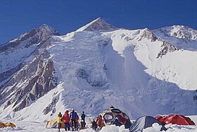 Vue du Gasherbrum II depuis le camp I à 5 900 m d'altitude au sud.