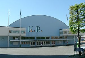 Sicht auf die Halle vor dem Brand