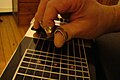 Esempio dell'uso dei fingerpick su una steel guitar elettrica