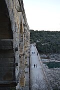 La ponte de carretera al llau del acueductu.