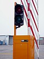 Slagboom met verkeerslicht en vouwhek