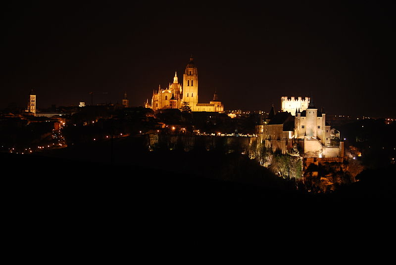 File:Vistas nocturnas de Segovia desde Zamarramala.JPG