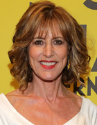 Christine Lahti interpreta a Lauren Hitchin