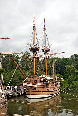 Die Susan Constant, 'n replika van Christopher Newport se skip vasgemeer in die hawe.