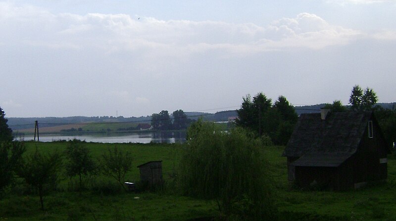 File:Jezioro Burdąg.JPG