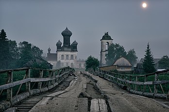 Un vieux pont de bois menant à l'église Sainte-Parascève d'Iconium à Leshino, dans l'oblast d'Arkhangelsk, en Russie. (définition réelle 4 800 × 3 200)