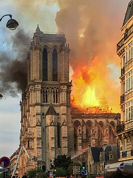 Brand in het middenschip van de Notre-Dame van Parijs