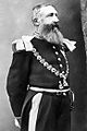 Leopold II der Belgen, Ridder in de Orde van de Kousenband, laat zien hoe een keten met zijden linten aan de epauletten op de schouder behoort te worden bevestigd.