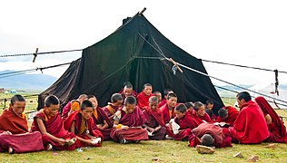 Camp de jeunes enfants lama-étudiants nomades.