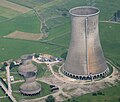 Ventilatorkühltürme (links, Höhe 34 Meter) und Naturzugkühlturm (rechts, Höhe 122 Meter)