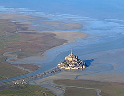 Foto aerea di Mont Saint Michel durante la bassa marea