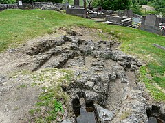 Tombes anthropomorphes dans le cimetière du Chastel.