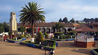 Reloj Monumental y plaza principal en Acaxochitlán.