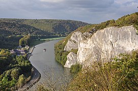 El Mosa y las Rochers de Freÿr (roquedos), y castillo y jardines de Freÿr, entre Waulsort y Anseremme